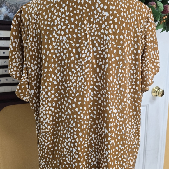 NWOT WOMEN'S SUMMER BLOUSE V-NECK PETAL PETAL CUT SLEEVES - Picture 4 of 5